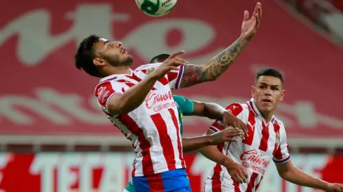 Vega pese a sus dolencias participó de manera activa tanto en ataque como en defensa con Chivas