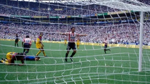 Chivas goleó 5-0 al América en el Jalisco para dejar tambaleante a Ricardo La Volpe en el banquillo y fue destituido en la fecha siguiente