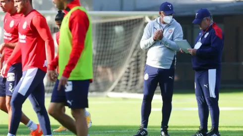 El cuerpo técnico de Chivas que lidera Vucetich se mantiene trabajando en su alineación para el debut del Guard1anes 2021