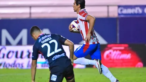 Macías consiguió el jueves su 18vo gol con las Chivas en partidos oficiales y 33ero en Liga MX