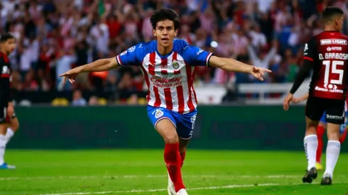 Macías debutó con Chivas en el 2017.