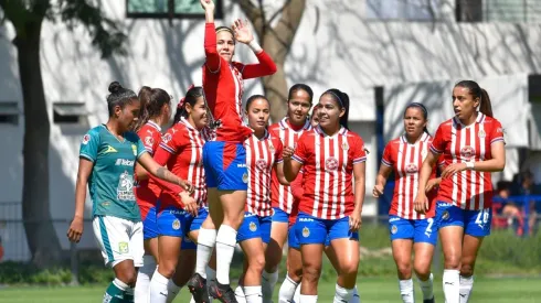 Chivas Femenil goleó 5-1 a León con un hat trick perfecto de Alicia Cervantes