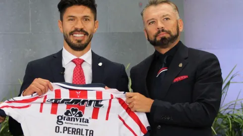 José Luis Higuera en el momento de la presentación de Oribe Peralta en Chivas.