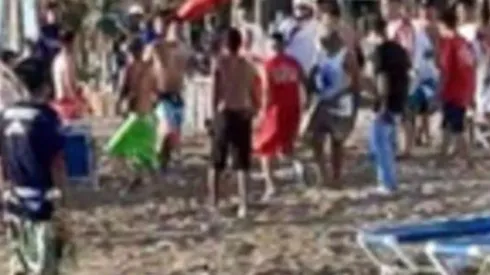 La pelea entre bandas de seguidores de las Chivas fue captada por unos sorprendidos presentes