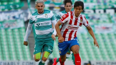 José Juan Macías disputa un balón en el Guardianes 2020