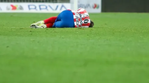 Cristian Calderón en el duelo ante el América