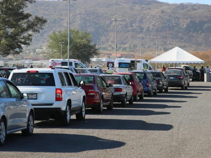 Así empezó el proceso de vacunación masiva en el estadio Akron