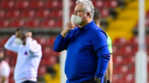 Video: aficionado cruzó a Vucetich en aeropuerto