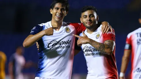 Macías y Vega son de los mejores anotadores de Chivas en el torneo.