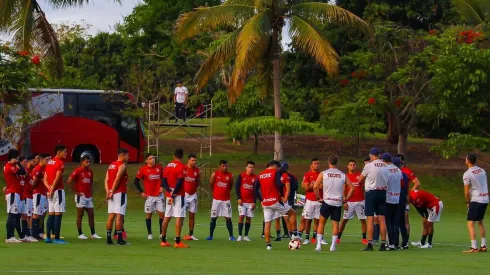 Un aficionado del América quería una foto con un futbolista del plantel de Chivas.