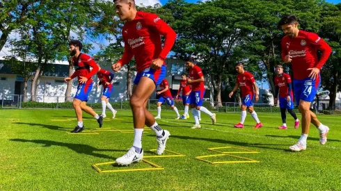 Chivas busca atacantes para el suplir a JJ.