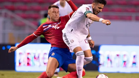 Terrible lesión sobre Vega lo manda al hospital