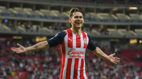 Jesús Angulo celebra un tanto con Chivas