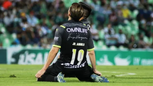 Jesús Angulo en un partido de Chivas