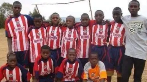 Niños en África con el uniforme de Chivas
