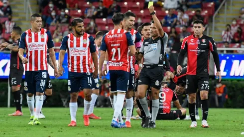 Discutida tarjeta roja para Mier y se va del Clásico Tapatío