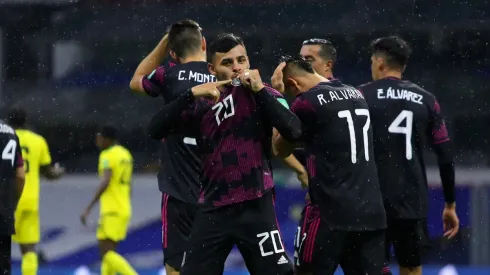 Alexis Vega marcando con el Tricolor.