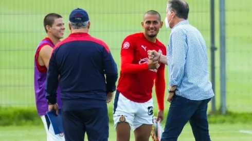 Pinzón saludando a Peláez