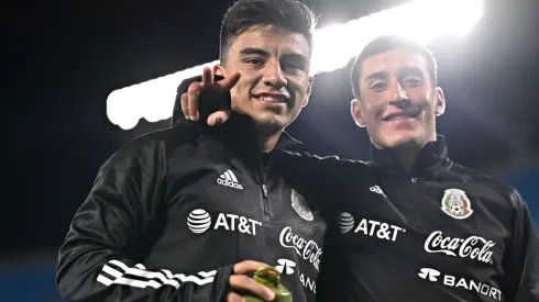 Jugadores de Chivas a escena con el Tri