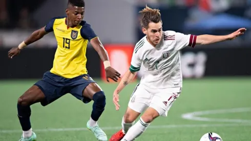 Jesús Angulo disputa un balón