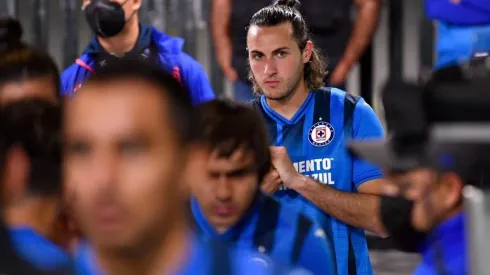 Santiago Giménez en un partido con Cruz Azul