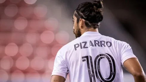 Pizarro no llegará a Chivas