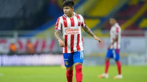 Eduardo López en un partido con Chivas