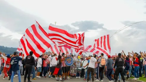 Aficionados de Chivas en las afueras del Akron