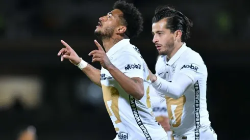 Rogério celebrando su tanto con Alan Mozo