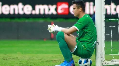 Histórico de Chivas sale en defensa de Raúl Gudiño