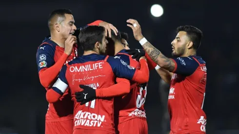 Los jugadores de Chivas celebran el tanto del empate