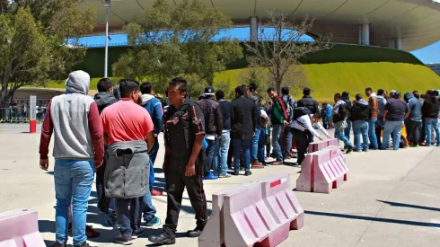 La afición de Chivas se agolpó este jueves en la taquilla del Estadio Akron para conseguir boletos al Clásico Nacional