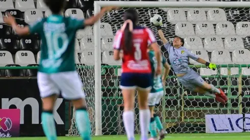 La portera de León se lució con el potente disparo de Rubí Soto y le quitó un golazo