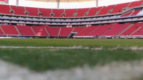 El césped del Estadio Akron se nota todavía muy deteriorado para un partido de Liga MX