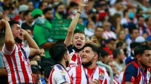 Aficionados de Chivas llegan tarde a su propia protesta