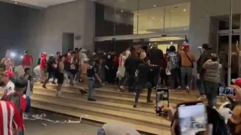 Aficionados quisieron golpear a jugadores de Chivas