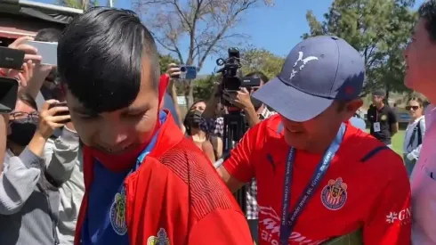 Cadena obsequió su chamarra firmada a un jovencito chivahermano