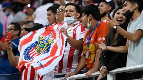 Los aficionados de las Chivas pudiera tener una doble celebración esta noche frente a Pumas