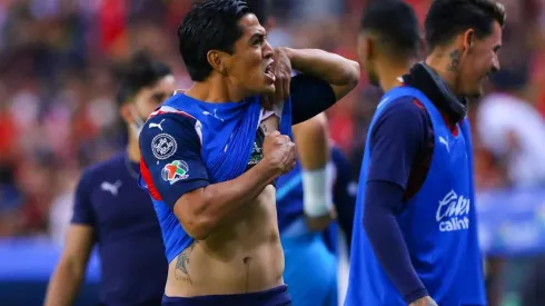 Sánchez tiene tatuado en su pectoral izquierdo el trofeo del título 12 de Chivas en Liga MX y que alzó en el Clausura 2017
