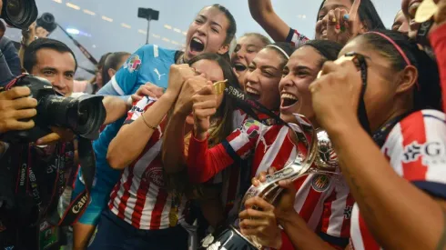 Entre bailes y porras Chivas Femenil celebra su segundo campeonato