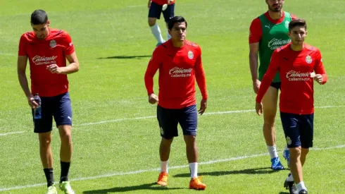 El delantero Paolo Yrizar (izquierda) debió abandonar la sesión de este martes por una dolencia muscular