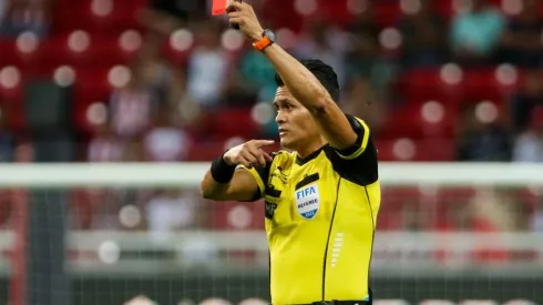 Pérez Durán expulsó a Luis Olivas a media hora del final y condicionó el empate en el Estadio Akron