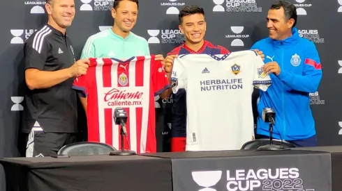 Beltrán se mostró visiblemente emocionado por estrechar la mano de Chicharito