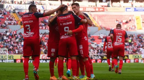 No ha jugado y tiene pie y medio fuera de Chivas