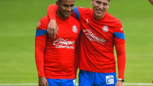 Tiba Sepúlveda resalta en una joven zaga defensiva de las Chivas, junto a Luis Olivas y Jesús Orozco