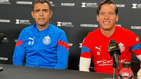 Cadena compareció a la conferencia de prensa junto a Rubén Fernando González