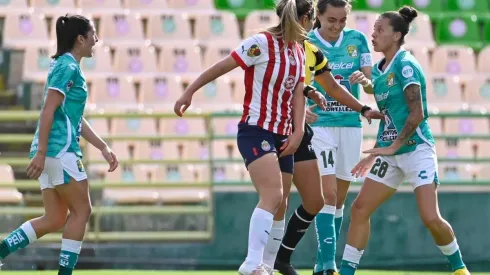 Bernal encaró a Bravo para reclamarle la acción y por la que fue amonestada la panza verde