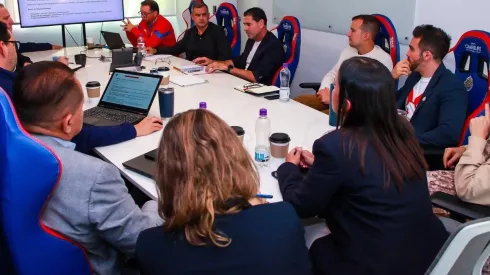 Fernando Hierro en su visita a Verde Valle se reunió con el sector deportivo de la organización