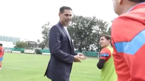 Fernando Hierro reconoció a Sebastián Pérez Bouquet en el entrenamiento del Tapatío