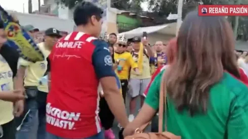 El valiente chivahermano se vio asediado por la parcialidad azulcrema en las inmediaciones del Estadio Azteca